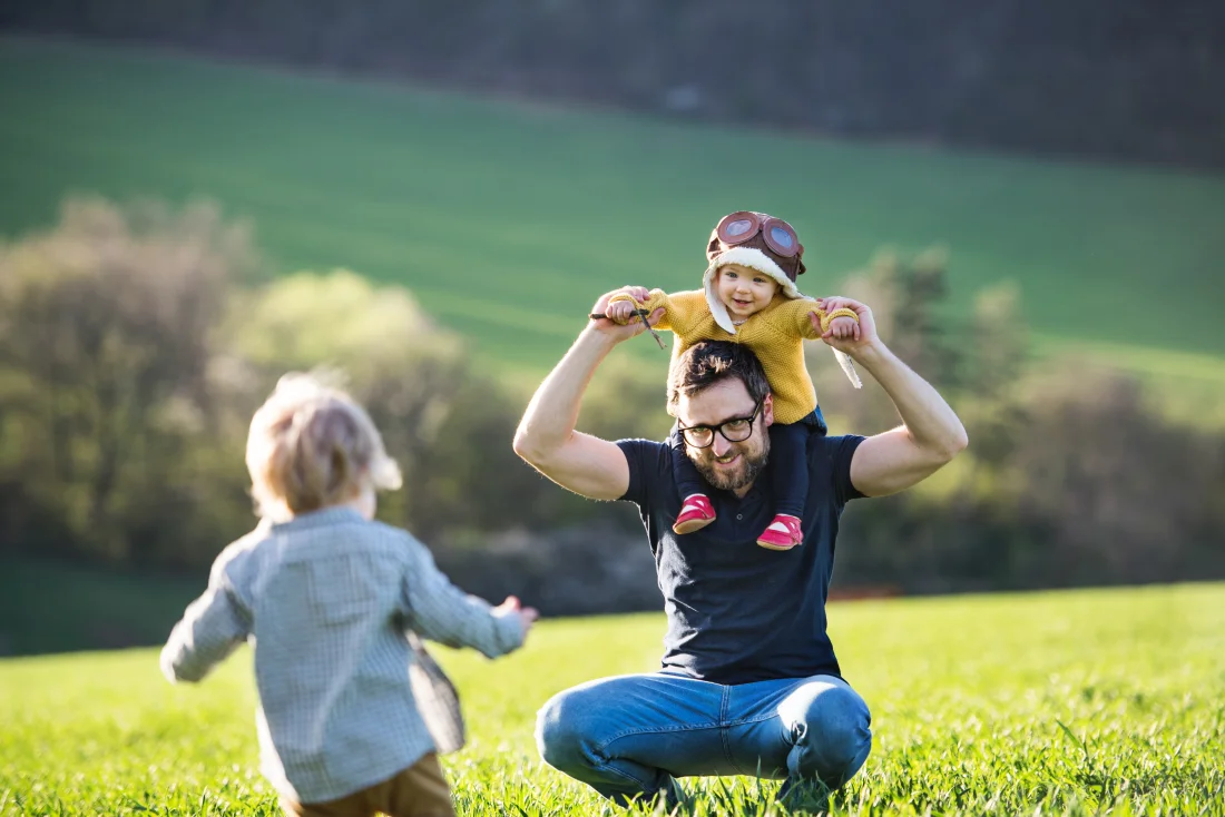 ©Halfpoint_AdobeStock_204925381 Väterpädagoge, Mann, Vater, Kinder, Natur